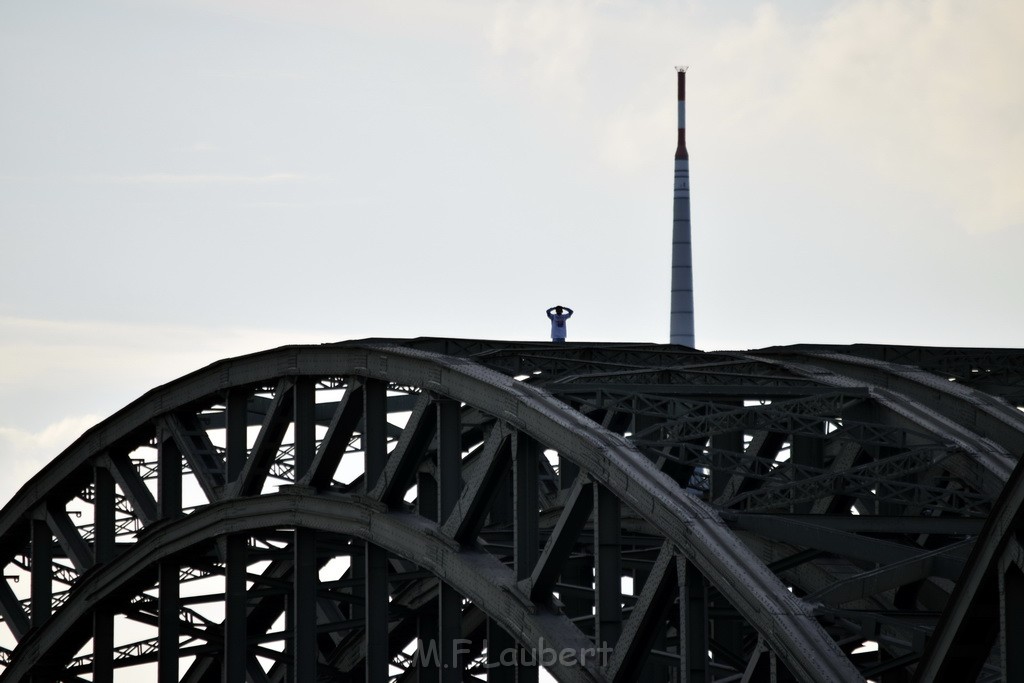 PSpringt kein Suizid Brueckenspringer Koeln Hohenzollernbruecke P066.JPG - Miklos Laubert